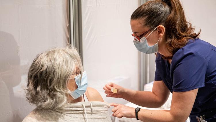 En Floride, deux femmes se sont déguisées en «mamies» pour tenter de se faire vacciner contre le Covid-19. (photo d'illustration) 
