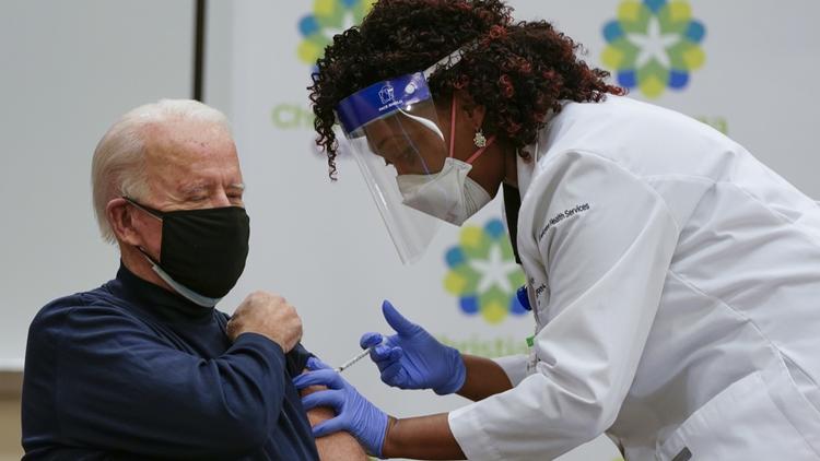 Le président élu des Etats-Unis Joe Biden, 78 ans, a reçu lundi en direct devant les caméras de télévision la première dose d'un vaccin contre le Covid-19. 