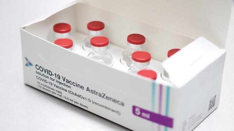 Le vaccin d'AstraZeneca et Oxford a été le troisième à être autorisé dans l'UE, après ceux de Pfizer/BioNTech et Moderna.