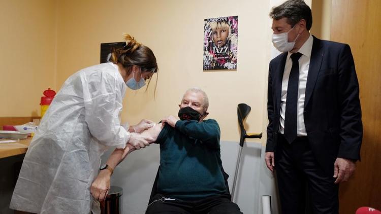 Lundi, le maire de la ville Christian Estrosi avait indiqué que la vaccination de l’ensemble des résidents d’EHPAD, du corps médical, des personnes de plus de 75 ans et des personnes ayant des comorbidités devrait être achevée le 15 février.