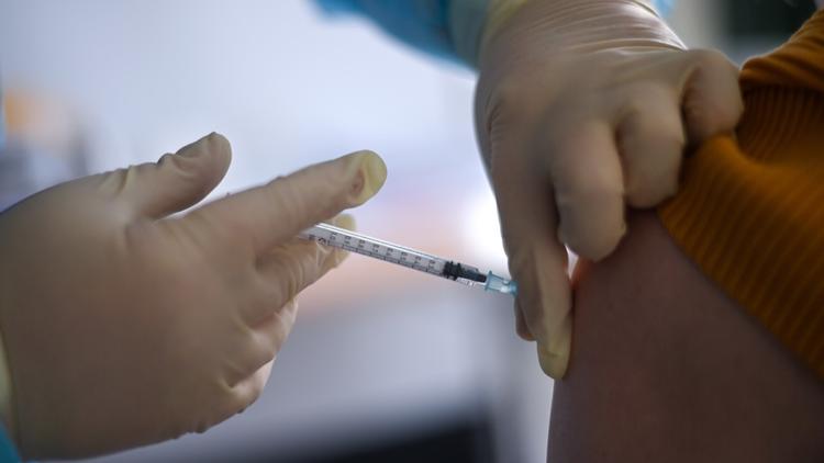 Un couple a trompé les équipes médicales canadiennes pour se faire administrer le vaccin destiné aux communautés autochtones 