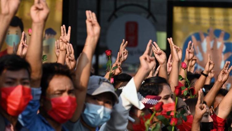 Ce geste issu de la pop culture est désormais utilisé par les partisans de la dirigeante arrêtée Aung San Suu Kyi. 