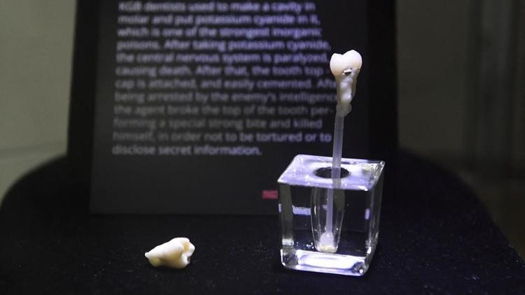 Une fausse dent contenant du cyanure sera notamment mise en vente, estimée entre 800 et 1.200 dollars.