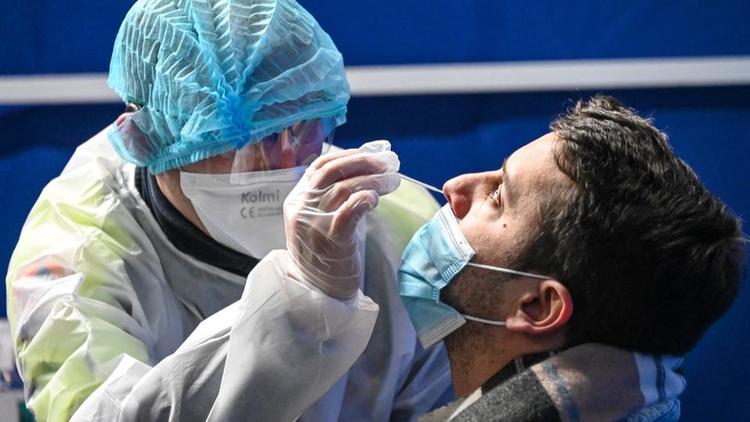 Ces tests par prélèvement dans les fosses nasales sont «parfois effectués dans des conditions inadaptées», déplore l'Académie de médecine.