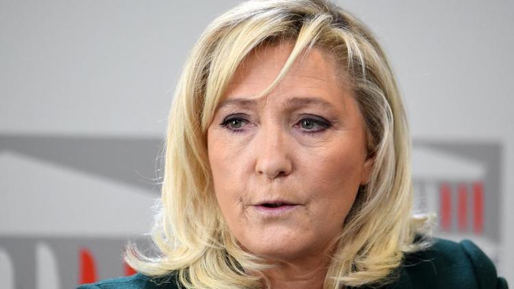 Marine Le Pen recueille 44 % des intentions de vote au premier tour, contre 24 % pour Xavier Bertrand et 20 % pour Emmanuel Macron. 