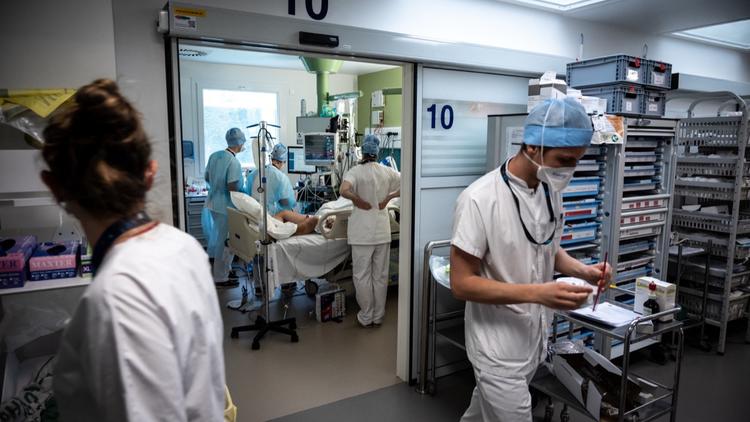 La pression sur l'hôpital due à l'épidémie de Covid-19 continue de baisser, selon les chiffres publiés mardi par Santé publique France. 