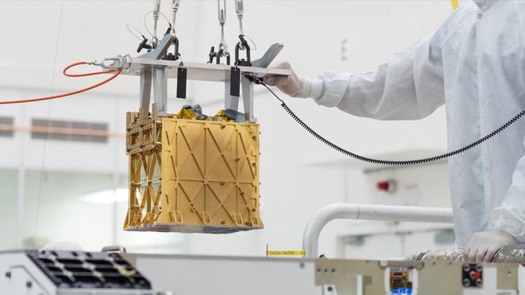 Le «Mars Oxygen In-Situ Resource Utilization Experiment» (Moxie) est une boîte dorée de la taille d'une batterie de voiture, qui utilise électricité et chimie pour scinder les molécules de CO2. 