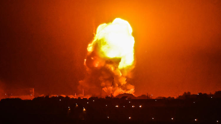 Israël a répondu aux roquettes par des frappes aériennes