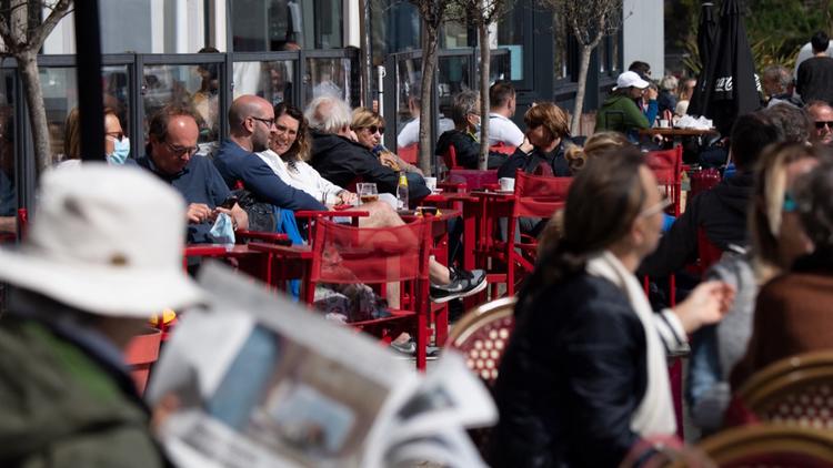 Des gens sont assis à la terrasse d'un café à Belle-Ile-en-Mer, le 19 mai 2021. 