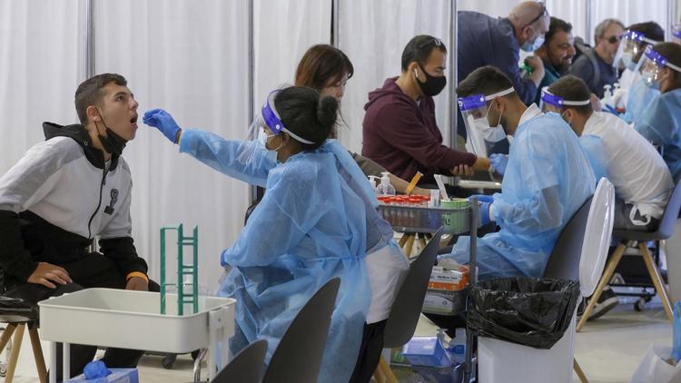 Certains touristes vaccinés seront autorisés à entrer en Israël mais devront faire deux tests PCR ainsi qu'un test sérologique. 