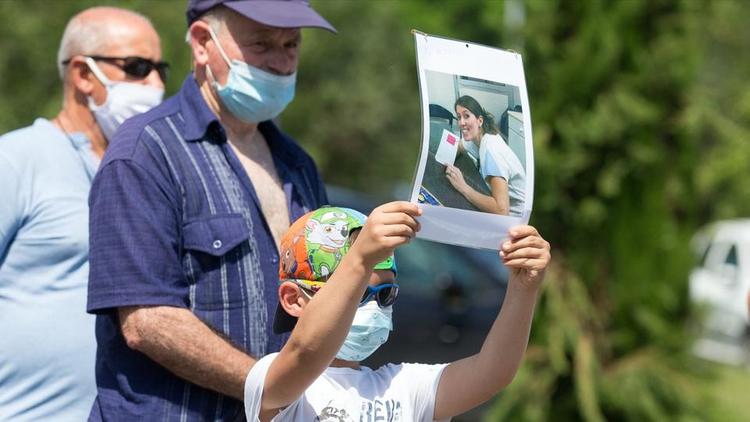 Le fils de Delphine Jubillar et de Cédric Jubillar brandit une photo de sa mère lors d'un rassemblement à Albi, dans le sud de la France, le 12 juin 2021. 