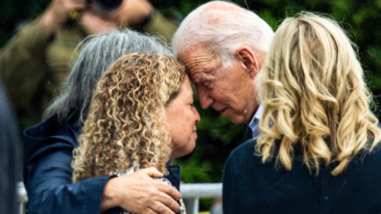 Joe Biden réconforte la maire du comté de Miami-Dade, Daniella Levine Cava.