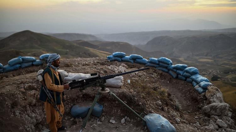 Des milices aident l'armée à contrer les talibans, sans succès pour le moment