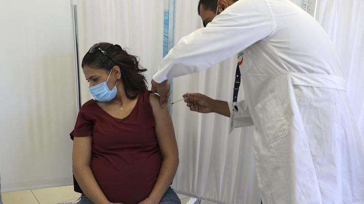 La vaccination des femmes enceintes permet de protéger le bébé dès la naissance. 