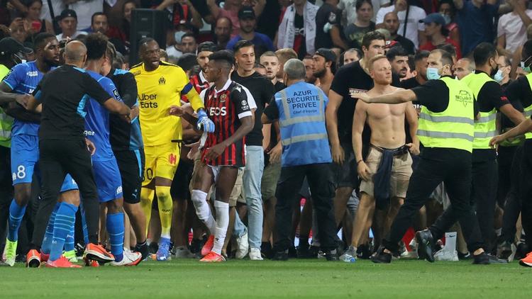 Des supporters tentent d'envahir le terrain pendant le match de football de L1 entre l'OGC Nice et l'OM au stade Allianz Riviera à Nice, le 22 août 2021. 