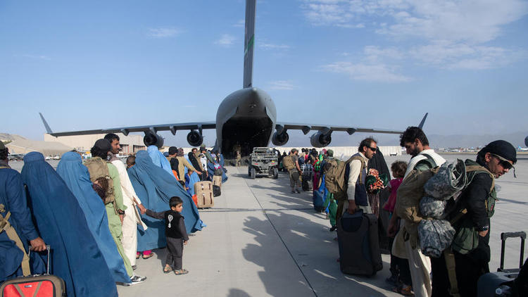 L'aéroport de Kaboul est toujours aussi peuplé par des réfugiés qui veulent quitter le pays