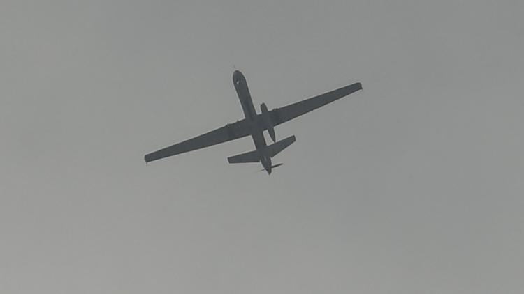 Un drone américain survole l'aéroport de Kaboul. 