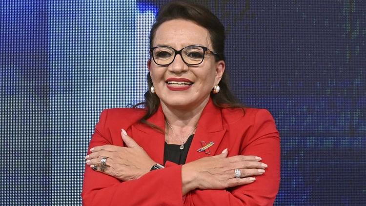 La candidate à la présidence du Honduras pour le parti Libertad y Refundacion (LIBRE), Xiomara Castro, réagit au siège du parti après les élections générales à Tegucigalpa, le 28 novembre 2021. 