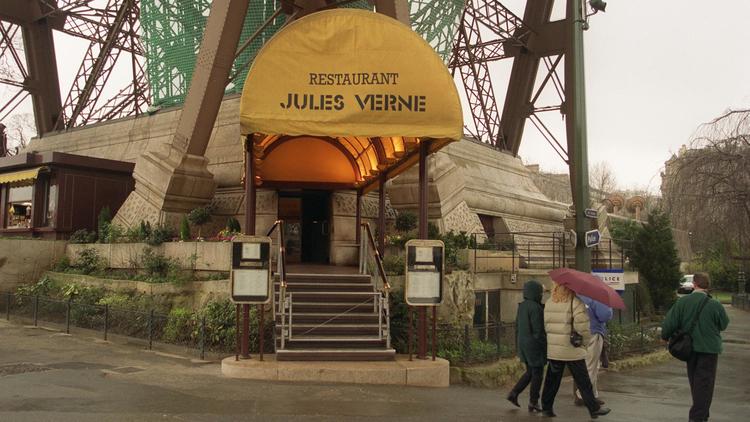 L'ancien mobilier de deux célèbres restaurants de la Tour Eiffel, "Le Jules Verne" et la brasserie "Altitude 95", signé du décorateur Slavik, sera mis aux enchères le 27 septembre à Drouot-Montmartre, à Paris, par la maison de ventes Chayette & Cheval.[AFP]