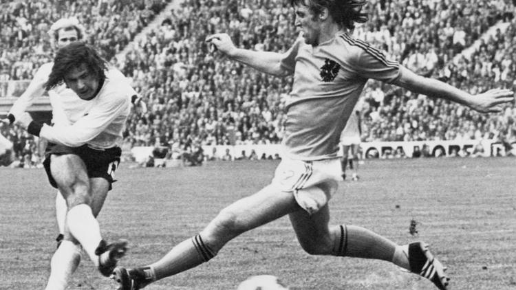 L'attaquant allemand Gerd Muller (g) face au défenseur hollandais Rudi Krol (d) lors de la finale de la Coupe du monde, le 7 juillet 1974 à Munich. [Staff / AFP/Archives]