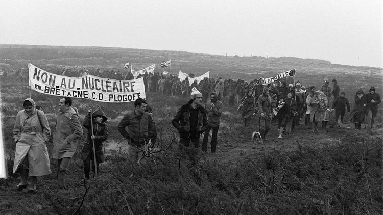 Des opposants à l'enquête publique menée pour l'implantation d'une centrale nucléaire sur le site de Plogoff, manifestent le 3 février 1980 à Plogoff [Jean-Pierre Prevel / AFP/Archives]