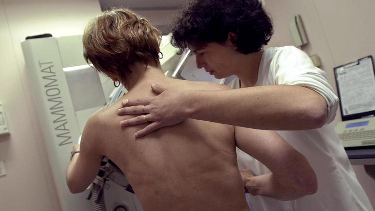 Une infirmière effectue une mammographie [Mychele Daniau / AFP/Archives]