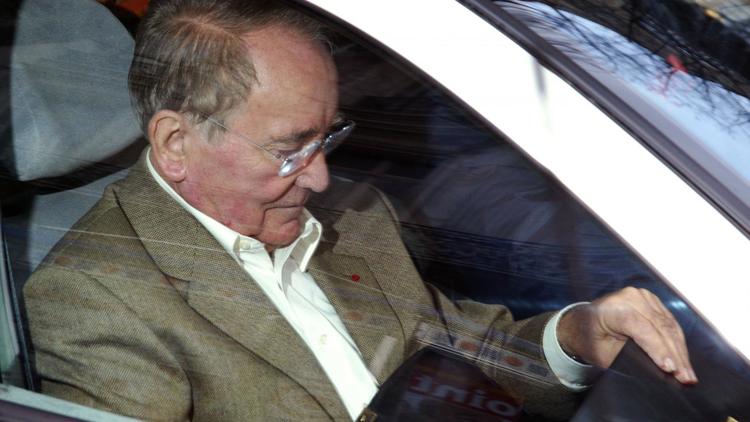 L'ancien ministre socialiste René Teulade quitte en voiture, le 14 février 2002, le pôle financier du palais de justice de Paris [Joel Saget / AFP/Archives]