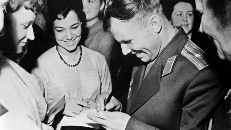 Le cosmonaute Youri Gagarine, premier homme dans l'espace, signe des autographes en 1961 [- / AFP/Archives]
