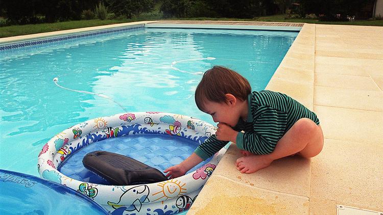 Des jumeaux de 18 mois sont tombés mardi à Castres (Tarn) dans une petite piscine gonflable où l'un s'est noyé, l'autre, dans un état très grave, ayant dû être hospitalisé.[AFP]