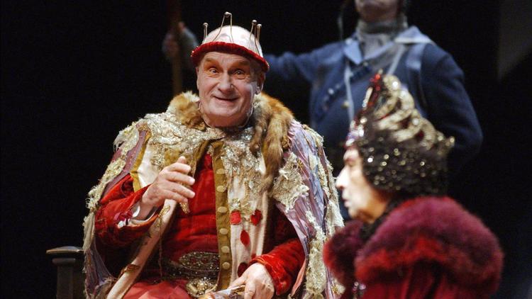 Michel Bouquet dans le roi se meurt au théâtre de la Fleuriaye à Carquefou, près de Nantes, le 29 septembre 2005 [Frank Perry / AFP/Archives]