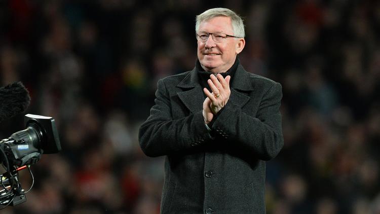 L'entraîneur de Manchester United Alex Ferguson fête la victoire de son équipe lors du match de Premier League entre Manchester United et Aston Villa à Old Trafford, le 22 avril 2013. [Paul Ellis / AFP/Archives]