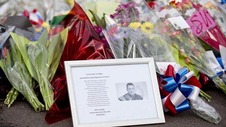 La photo de Drummer Lee Rigby, tué le 22 mai 2013, au milieu de fleurs en son souvenir [Justin Tallis / AFP/Archives]