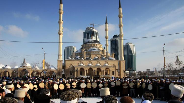 Des Tchétchènes musulmans réunis devant la grande mosquée de Grozny, le 26 janvier 2012 [ / AFP/Archives]