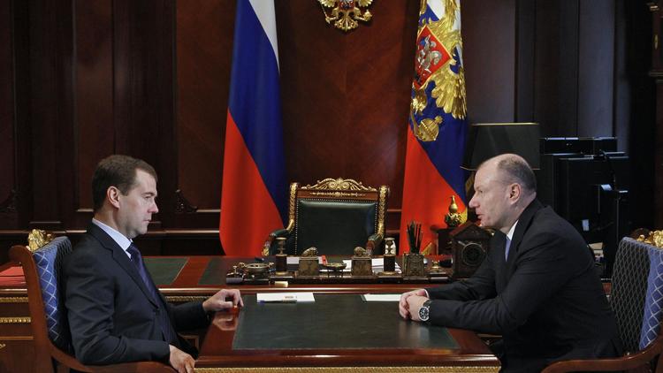Le milliardaire Vladimir Potanine (d) reçu par le président Dmitri Medvedev à la résidence de Gorki près de Moscou, le 12 avril 2012 [Vladimir Rodionov / Ria Novosti/AFP/Archives]