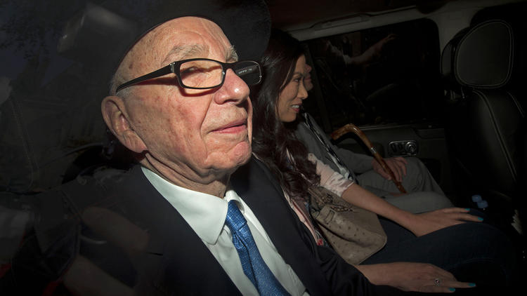Rupert Murdoch (g), quitte en voiture, avec sa femme Wendy et son fils Lachlan, le tribunal de Londres, le 26 avril 2012 [Justin Tallis / AFP/Archives]