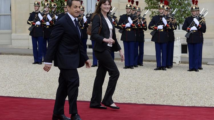 Nicolas Sarkozy et son épouse Carla Bruni le 15 mai 2012 à la sortie de l'Elysée [Eric Feferberg / AFP/Archives]