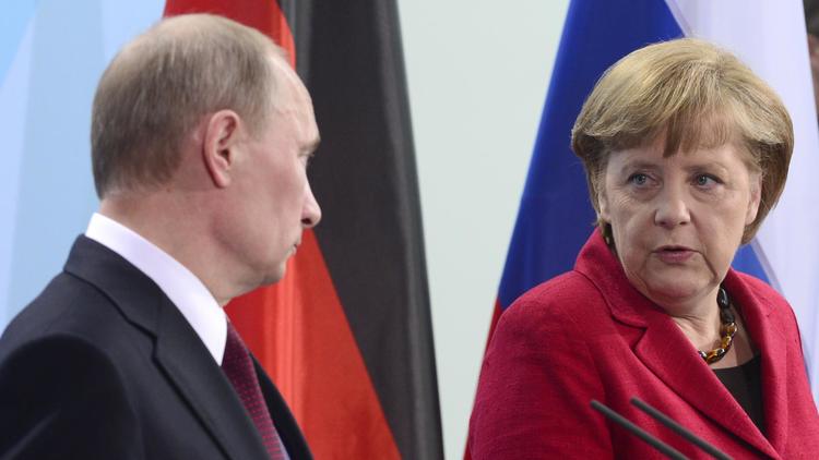 La Chancelière allemande Angela Merkel et le président russe Vladimir Poutine, le 1er juin 2012 à Berlin [John Macdougall / AFP/Archives]