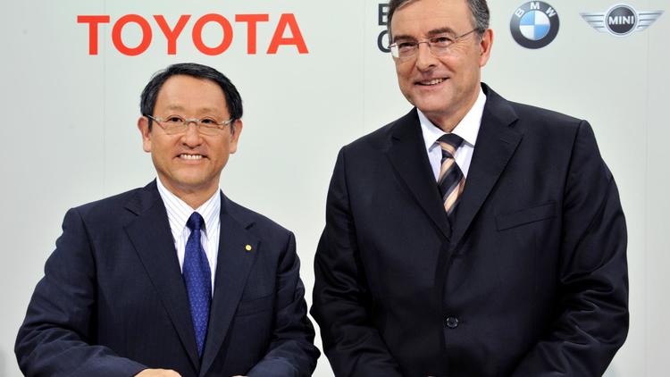 Le patron de Toyota, Akio Toyoda (g), et le  PDG du groupe allemand BMW, Norbert Reithofer, le 29 juin 2012 à Munich [Frank Leonhardt / DPA/AFP/Archives]