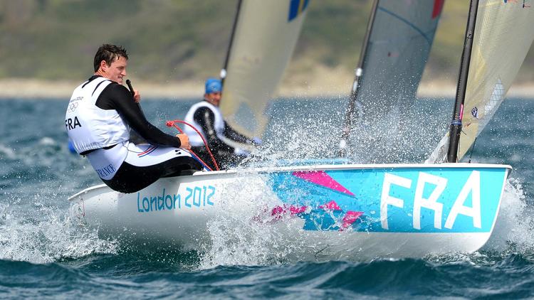 France's Jonathan Lobert heads to the mark in the Finn sailing class at the London 2012 Olympic Games, in Weymouth on July 30, 2012. AFP PHOTO/William WEST[AFP]
