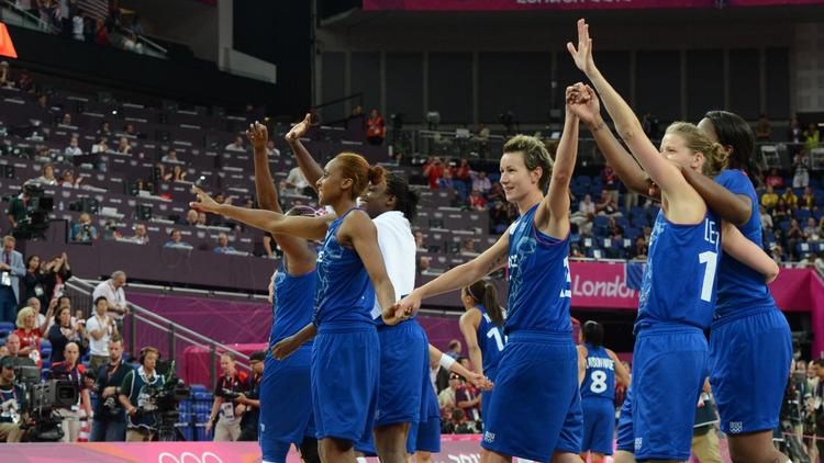 Les basketteuses de l'équipe de France, médaillées d'argent aux JO de Londres, salue le public à l'issue de la finale face aux Etats-Unis, le 11 août 2012. [Mark Ralston / AFP/Archives]