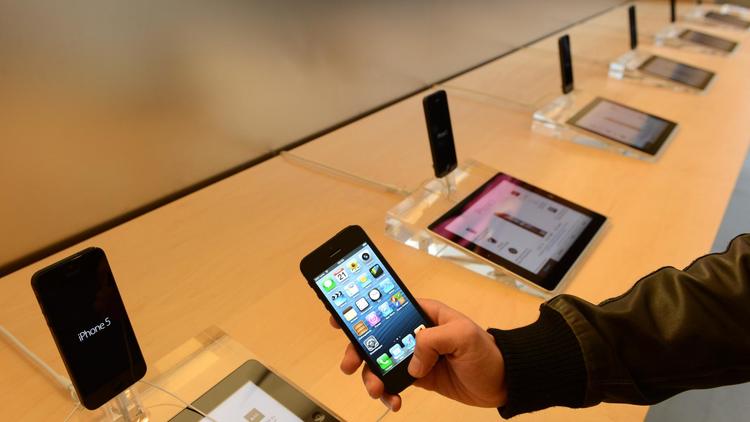 Téléphone portable et tablette numériques présentés en septembre 2012 [Christof Stache / AFP/Archives]