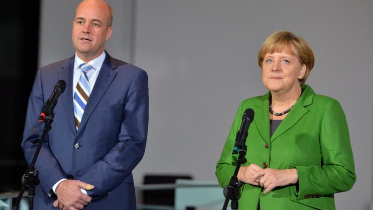 La chancelière allemande Angela Merkel et le Premier ministre suédois Fredrik Reinfeld lors d'une conférence de presse à Berlin, le 16 octobre 2012 [Johannes Eisele / AFP]