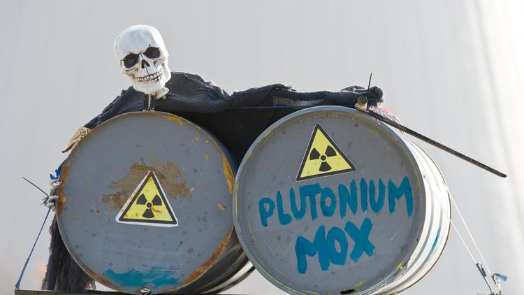 Un squelette posé sur deux barils siglés "Mox", le 17 novembre 2012 à Grohnde, en Allemagne [Tobias Kleinschmidt / DPA/AFP]