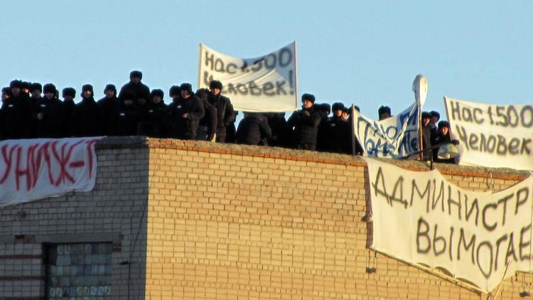 Un groupe de détenus sur le toit proteste sur le toit de la prison numéro 6 de Kopeïsk, le 25 novembre 2012 [Str / AFP]
