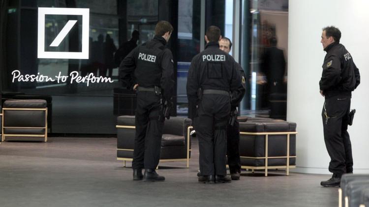 Des policiers allemands à l'entrée de la Deutsche Bank à Francfort, le 12 décembre 2012 [Frank Rumpenhorst / DPA/AFP]