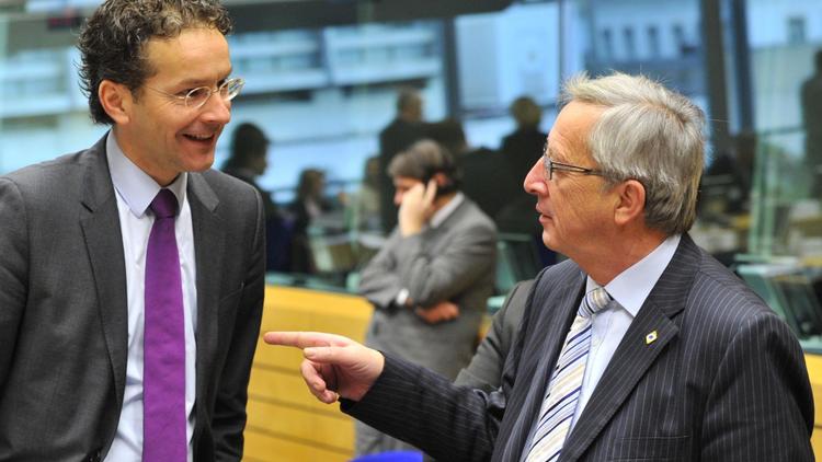 Le ministre néerlandais des Finances, Jeroen Dijsselbloem (g), discute avec le président de l'Eurogroupe Jean-Claude Juncker, le 13 décembre 2012 à Bruxelles [Georges Gobet / AFP]