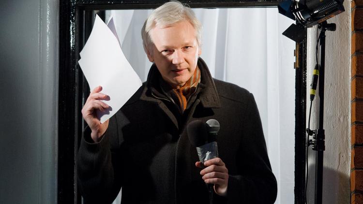 Le fondateur de WikiLeaks Julian Assange, depuis l'ambassade d'Equateur à Londres, le 20 décembre 2012 [Leon Neal / AFP/Archives]