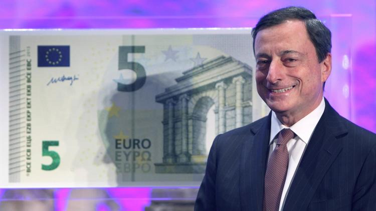 Le président de la Banque centrale européenne, Mario Draghi, lors de la présentation du nouveau billet de 5 euros, le 10 janvier 2013