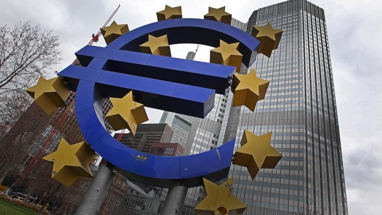 Le logo de la monnaie unique européenne devant le siège de la BCE à Francfort [Daniel Roland / AFP]