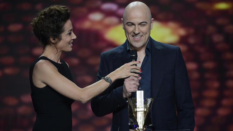 Dominique A reçoit la Victoire d'artiste masculin de l'année, le 8 février 2013 à Paris [Bertrand Guay / AFP]